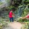Tim DAMKAR BPBD Sekadau Bersihkan Pohon Tumbang di Dusun Ensali