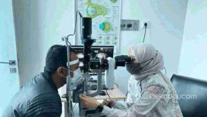 Ilustrasi - Dokter Spesialis Mata RSCM Kencana Jakarta Jessica Zarwan saat memperlihatkan pemberian layanan kesehatan mata di Dry Eye Clinic di Jakarta, Jumat (2/12/2022). ANTARA/Hreeloita Dharma Shanti/aa.